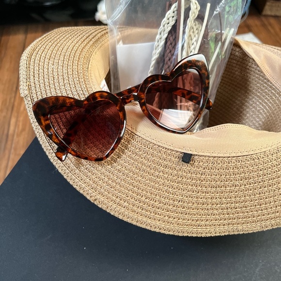 NWT. Funcredible Straw Sunhat with heart shaped. Sunglasses. - Picture 6 of 6